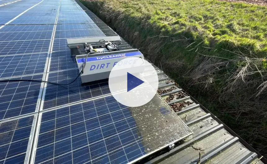 De DIRT FORCE reinigingsrobot reinigt een PV-installatie