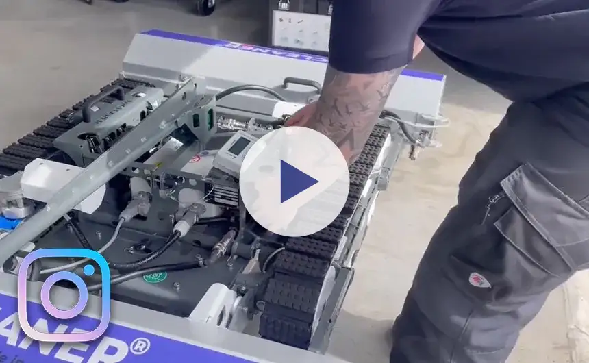 Ein hyCleaner Mitarbeiter arbeitet am solarROBOT pro