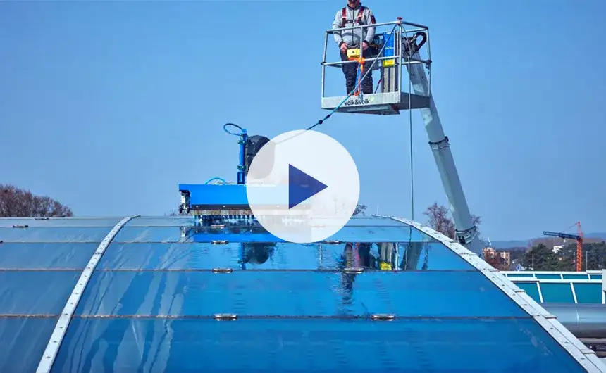 Ein gewölbtes Glasdach wird mit dem glassROBOT gereinigt