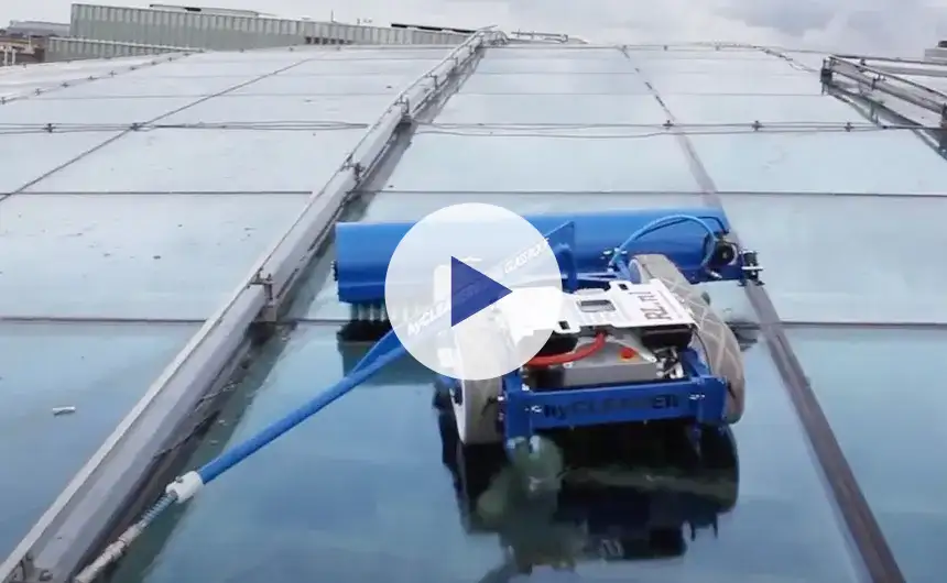 Reinigungsroboter glassROBOT auf einem Glasdach