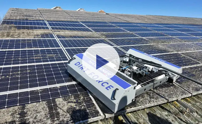 The cleaning robot DIRT FORCE cleans a heavily soiled PV system