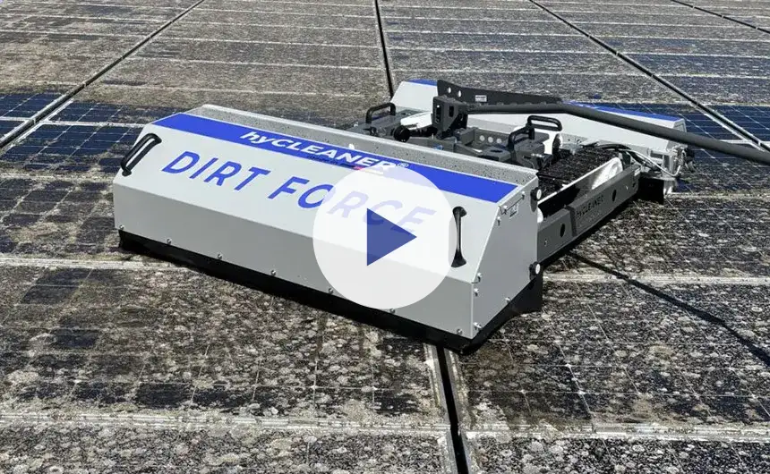 De reinigingsrobot DIRT FORCE reinigt een sterk vervuilde PV-installatie