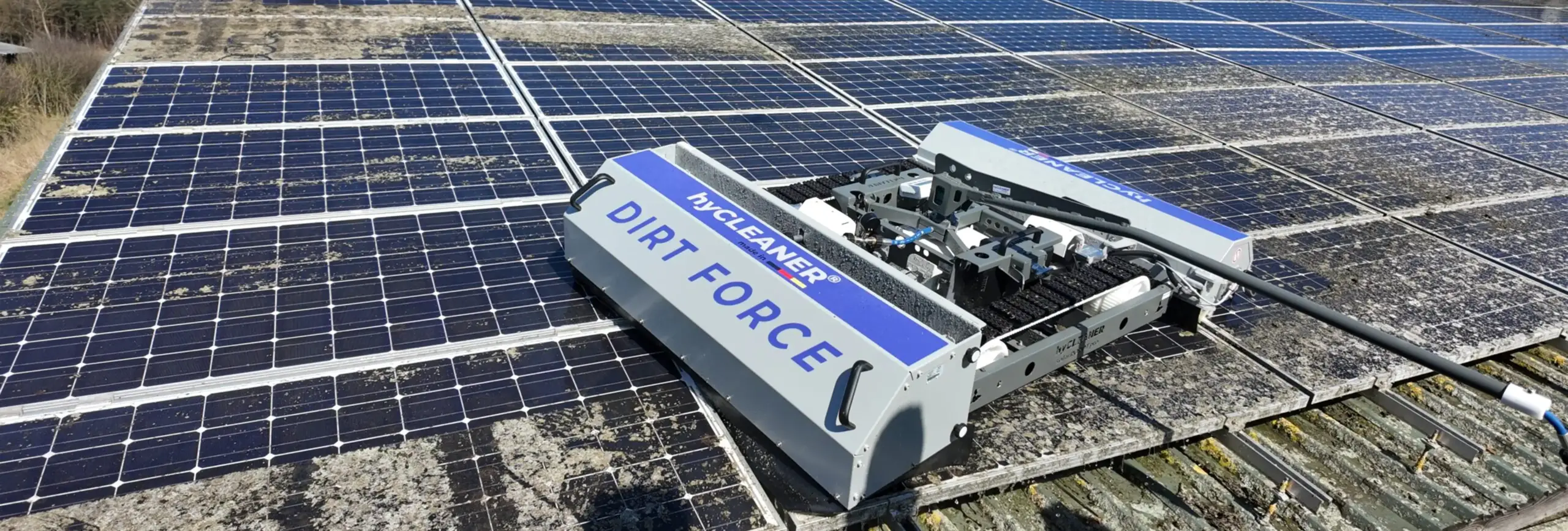 Reinigingsrobot DIRT FORCE verwijdert korstmossen op een PV-systeem