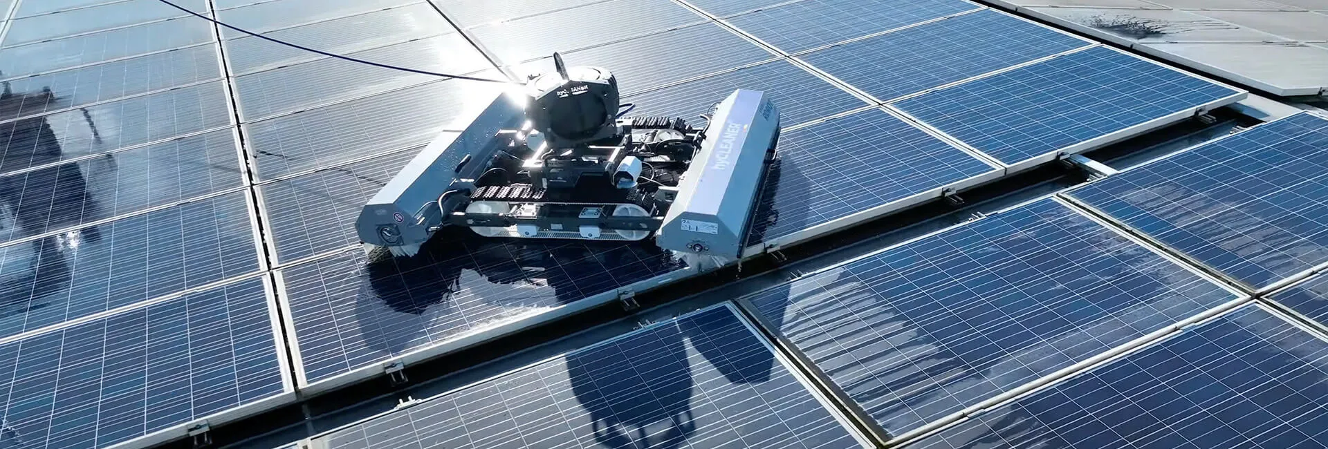 Der Reinigungsroboter solarROBOT pro reinigt eine PV-Anlage