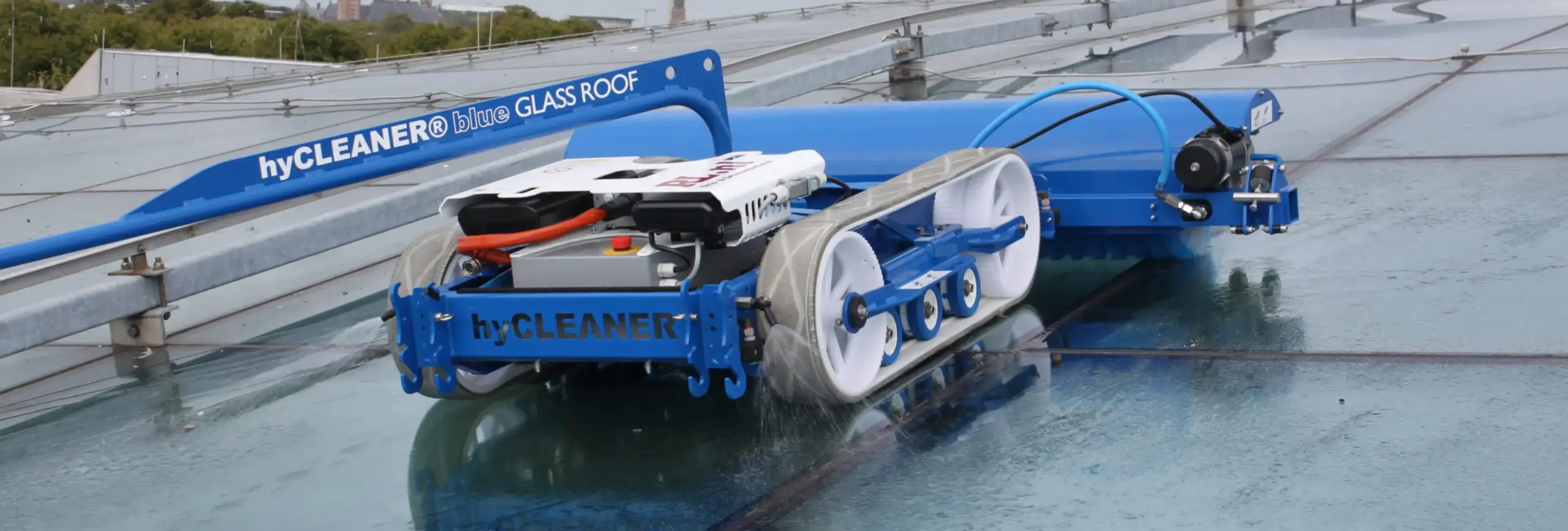 Reinigungsroboter glassROBOT reinigt ein Glasdach in Nahansicht