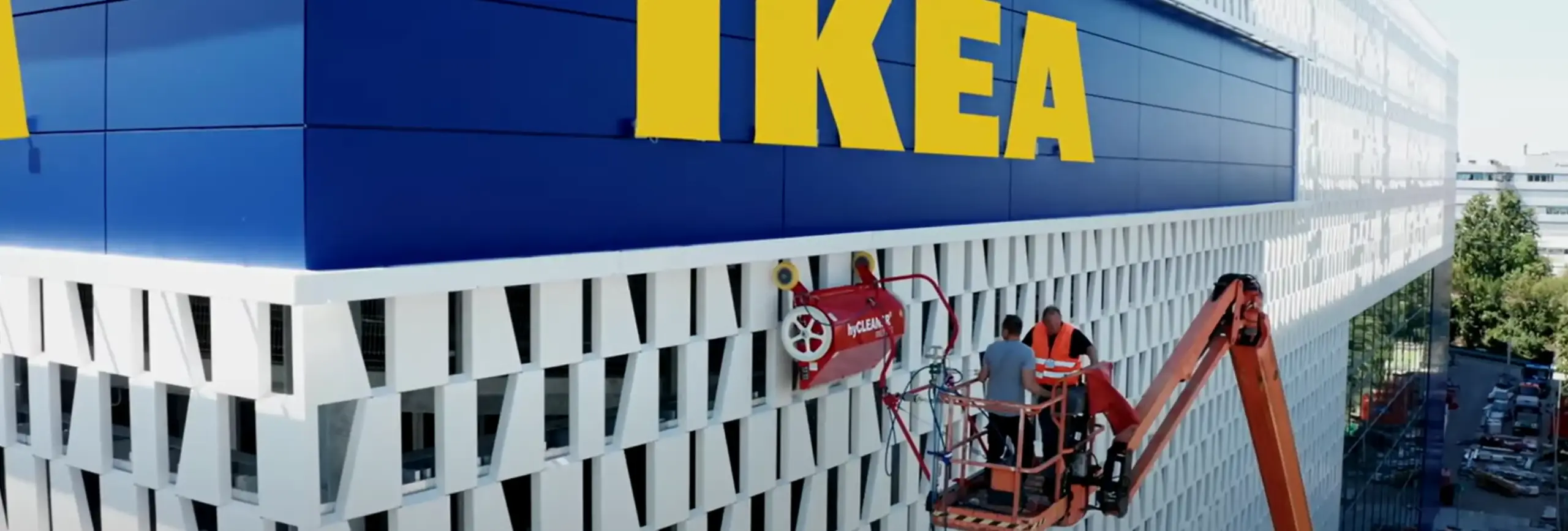 Cleaning robot facadeBRUSH v-line cleans an IKEA building facade