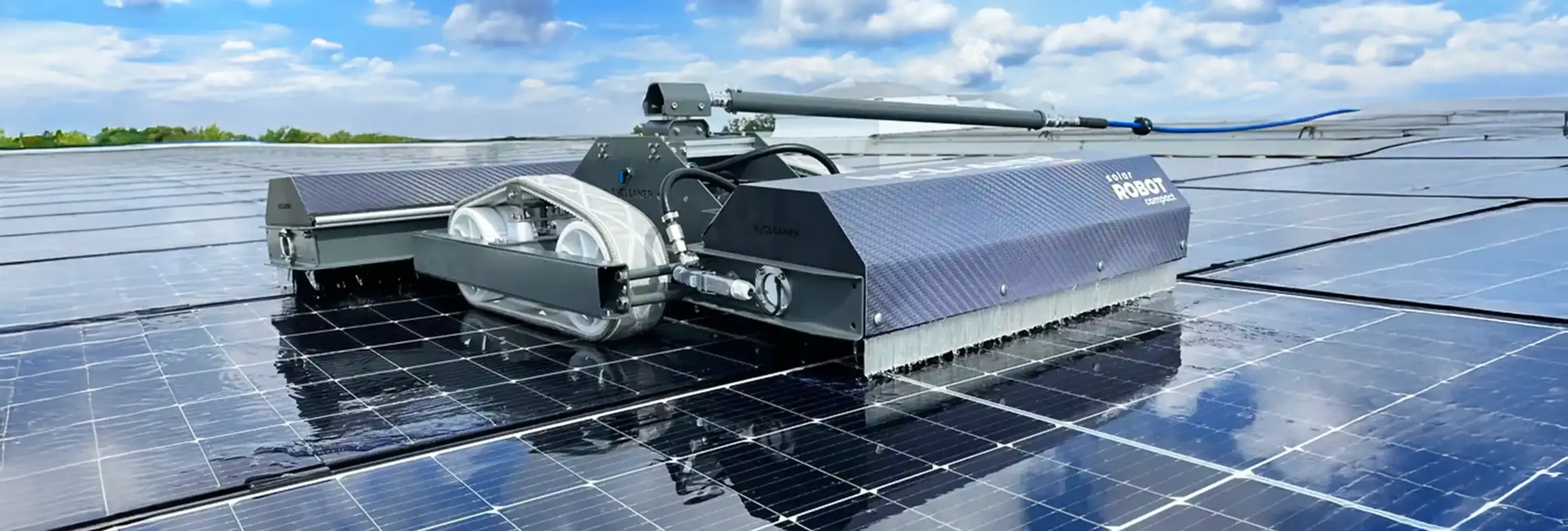 Reinigungsroboter solarROBOT compact im Einsatz auf PV-Dachanlage