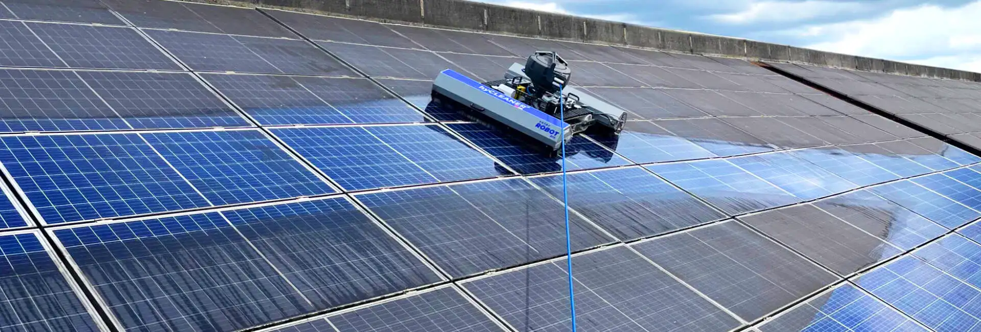 Nettoyage solaire efficace avec les robots de nettoyage hyCLEANER – pour des installations photovoltaïques propres, performantes et durables.
