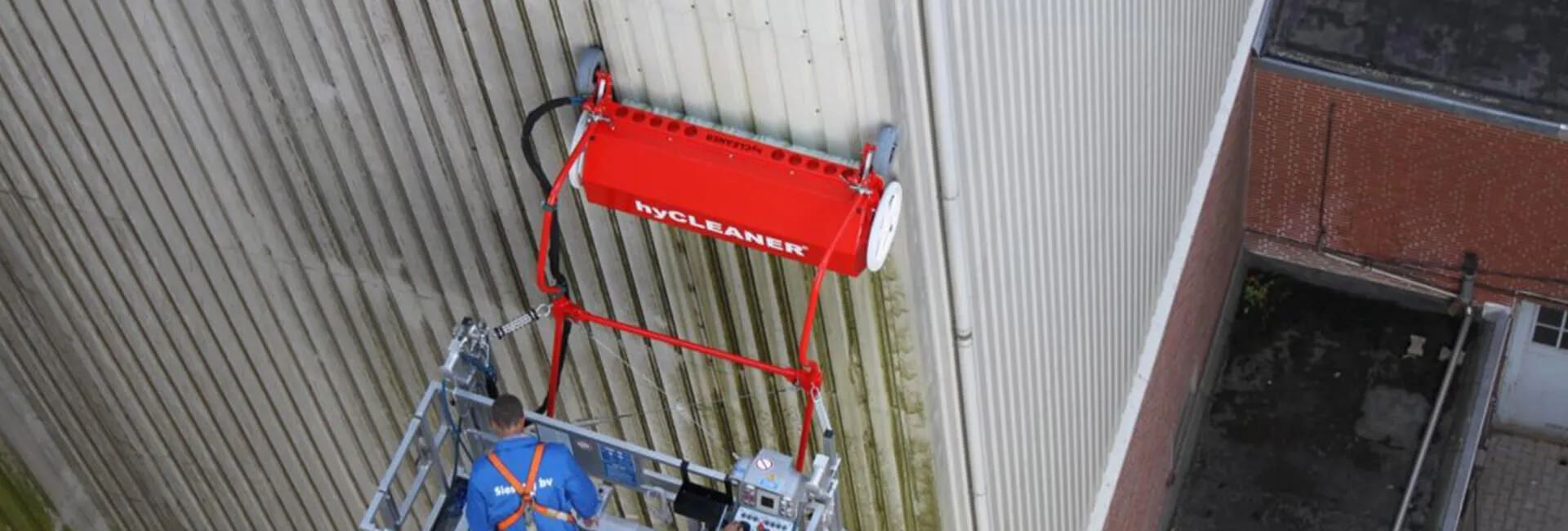 Reinigungsroboter facadeBRUSH v-line reinigt eine Blechfassade