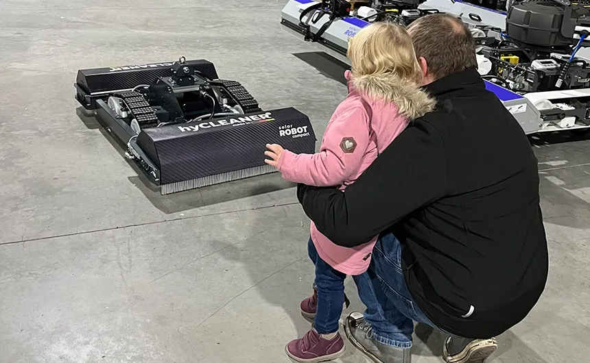The solarROBOT compact is demonstrated to a child