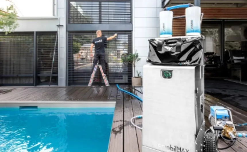 hyCleaner Mitarbeiter bei Reinigungsarbeiten