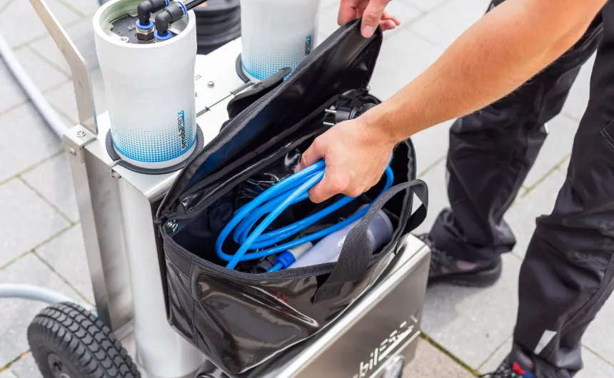 hyCleaner Mitarbeiter bei der Arbeit mit einem Osmobil Pro X