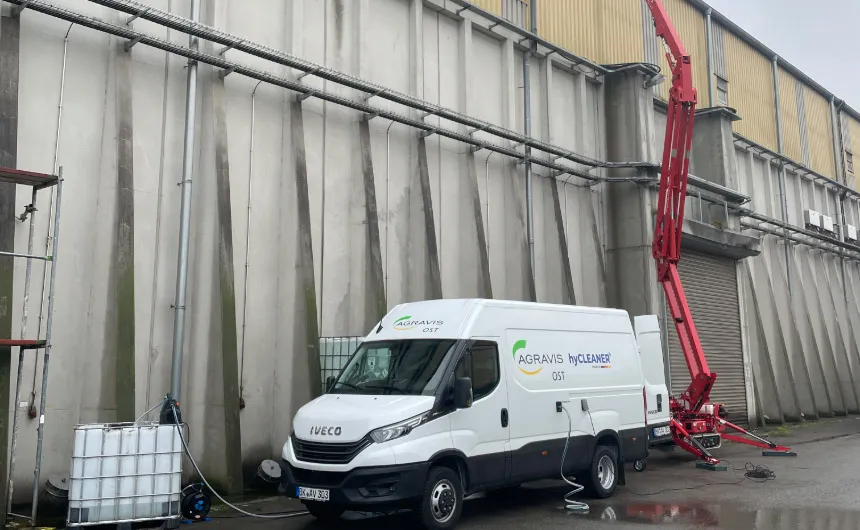 hyCleaner Van mit CMC-Arbeitsbühne in Aktion