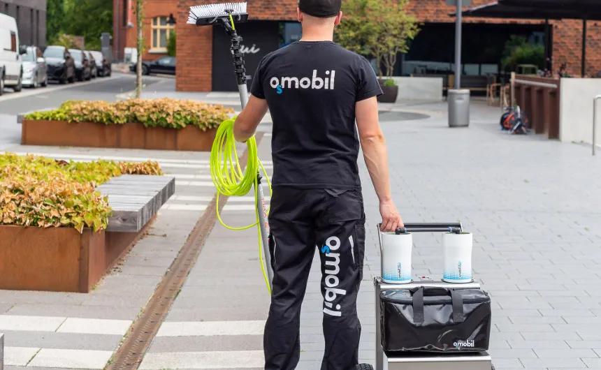 hyCLEANER employee on the way to cleaning work