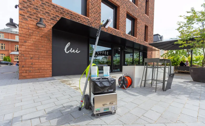 Osmobil Pro X stands in front of a building