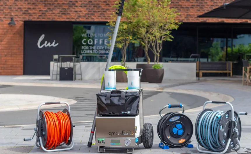 Ein Teil eines Komplettsystems steht vor einem Cafe