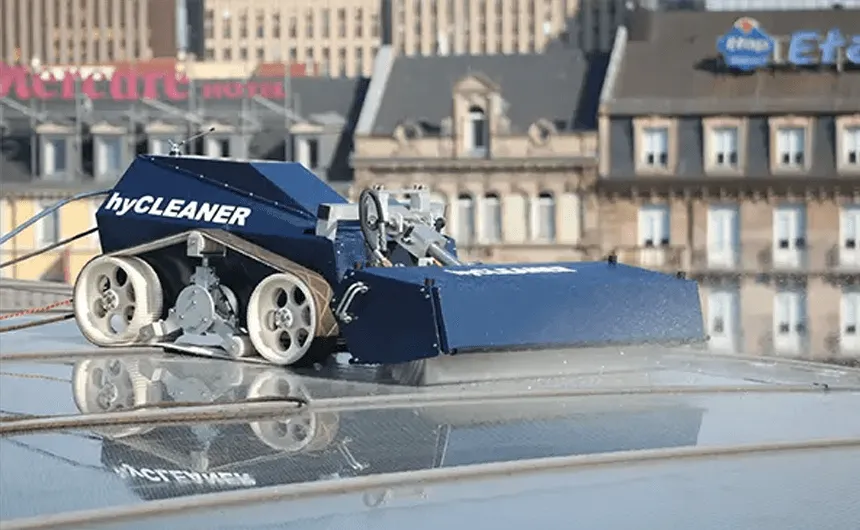 Der Reinigungsroboter hyCLEANER Blue Evo​ reinigt ein Glasdach