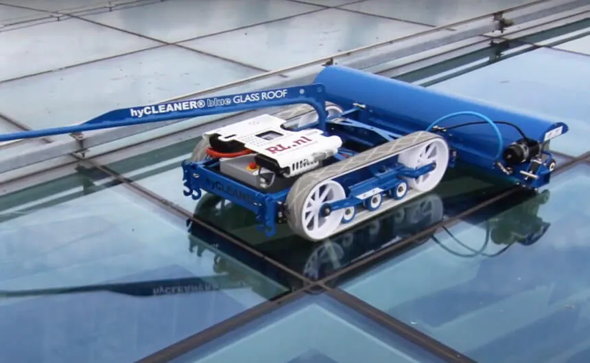 Reinigingsrobot glassROBOT reinigt een glasdak