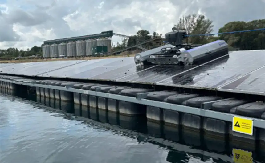 hyCleaner Reinigungsroboter solarROBOT pro reinigt eine PV-Anlage am Wasser