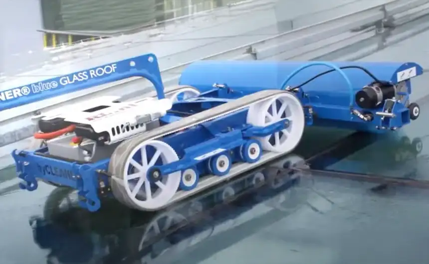 Reinigungsroboter glassROBOT reinigt ein Glasdach