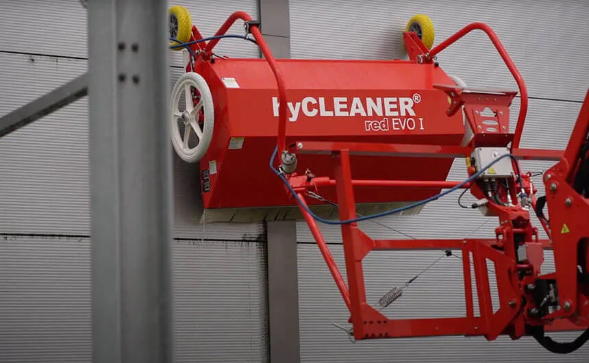 hyCLEANER reinigingsrobot facadeBRUSH v-line reinigt een gevel