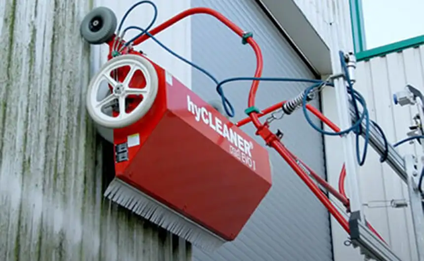 Cleaning robot facadeBRUSH v-line cleans a sheet metal facade