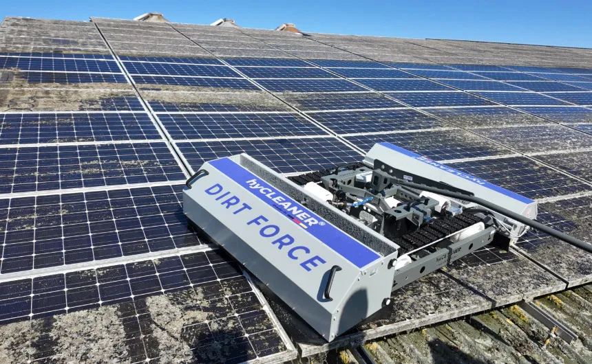 Le robot de nettoyage DIRT FORCE élimine les lichens d'une installation photovoltaïque