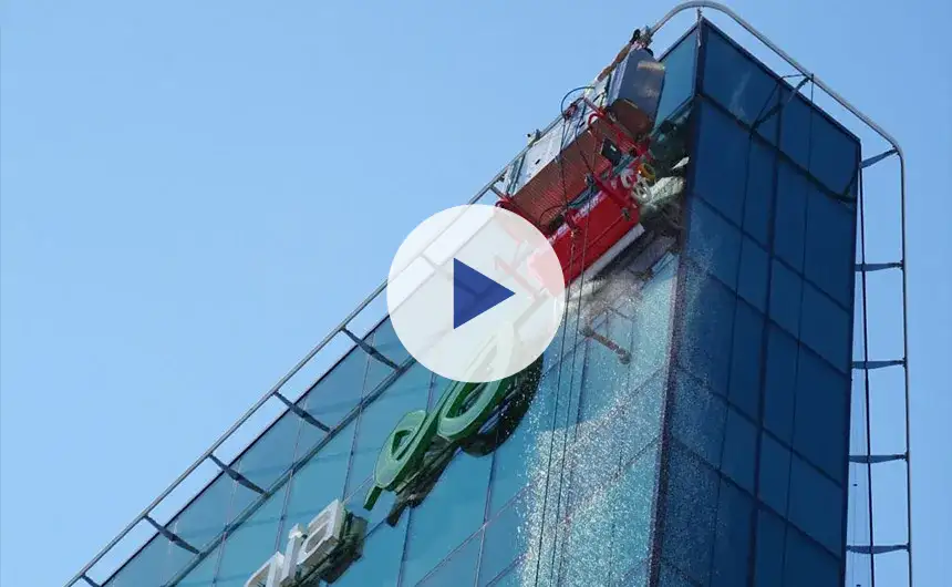 Cleaning robot facadeBRUSH v-line cleans a glass facade with the gondola system