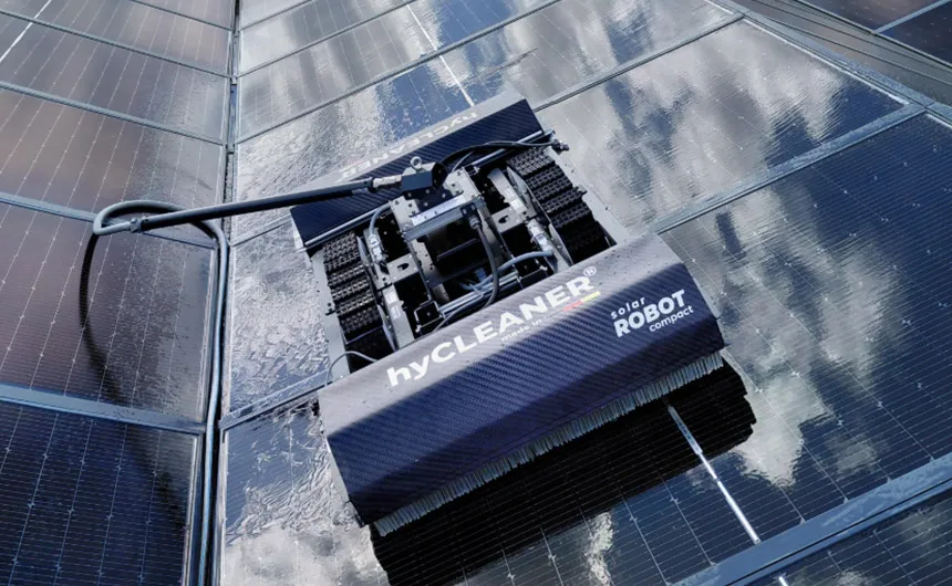 Un solarROBOT compact nettoie une installation photovoltaïque