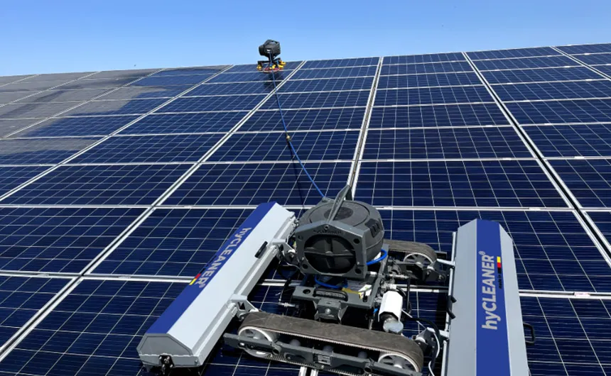 Un solarROBOT pro nettoie une installation photovoltaïque